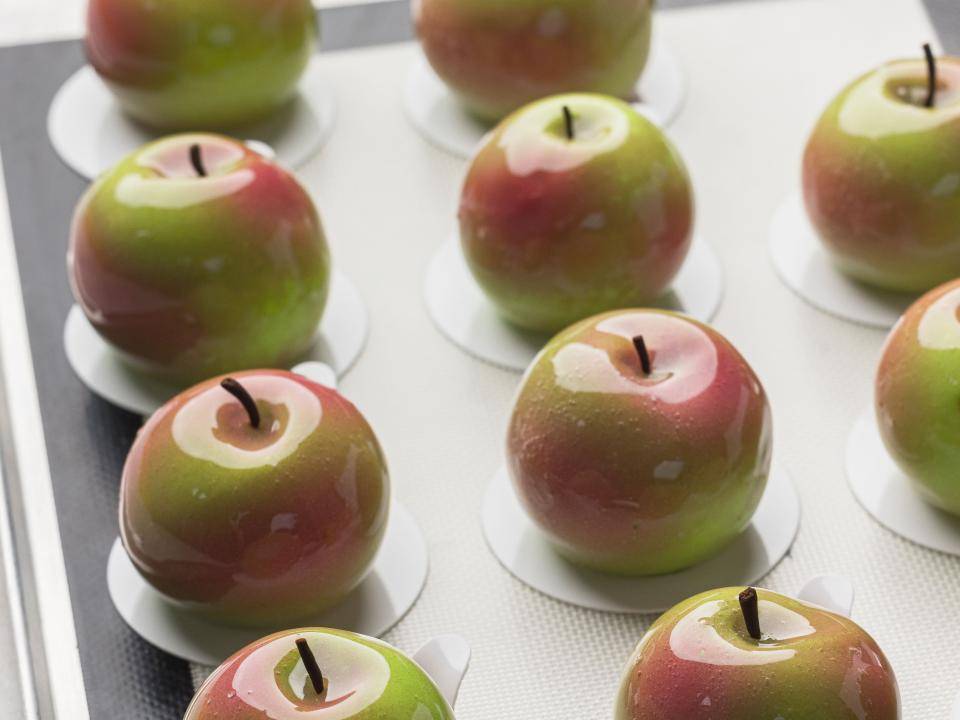 Trendy Pastry - Lifelike Fruits by Damien Wager
