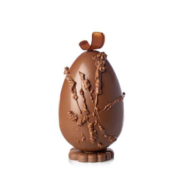 ovo de chocolate ao elite em pé de frente com crocante na casca