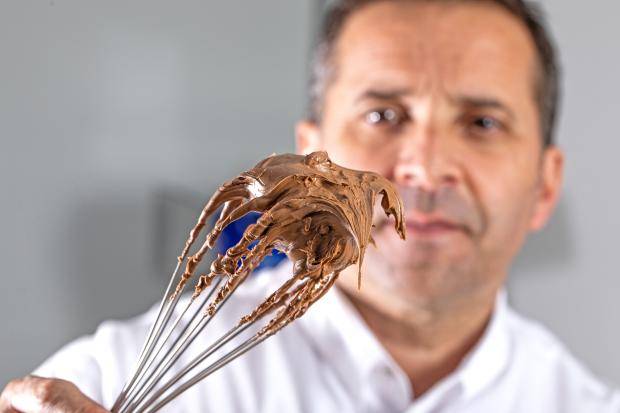 CHef Bertrand Busquet segurando um fouet com chocolate