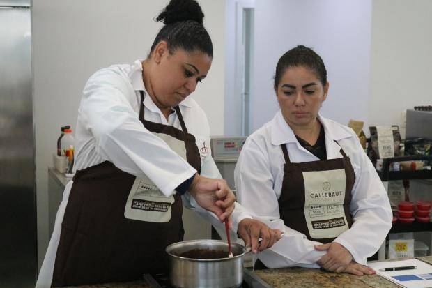 pessoas trabalhando com chocolate em bancada