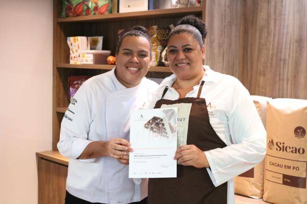 Chef entregando certificado de conclusão de curso para aluna