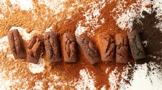8 bolos lado a lado e cada um coberto com um pó de cacau de cor diferente
