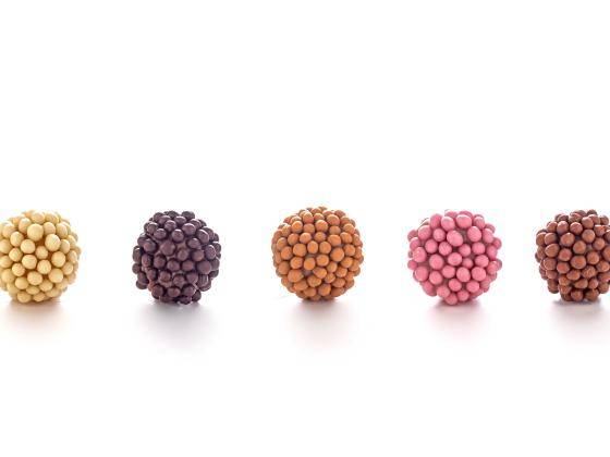 Brigadeiros 5 cores feitos com chocolate Callebaut e decorados com Mona Lisa um ao lado do outro
