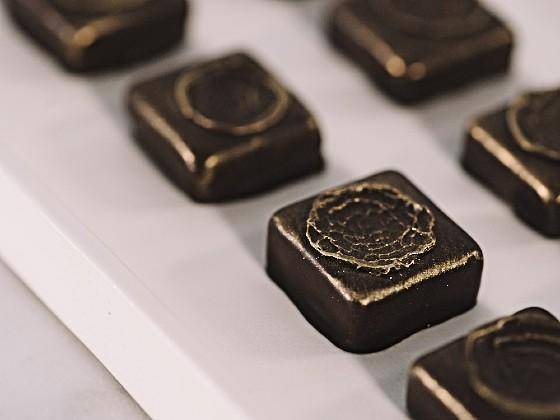 Enrobed bonbons decorated with gold dust